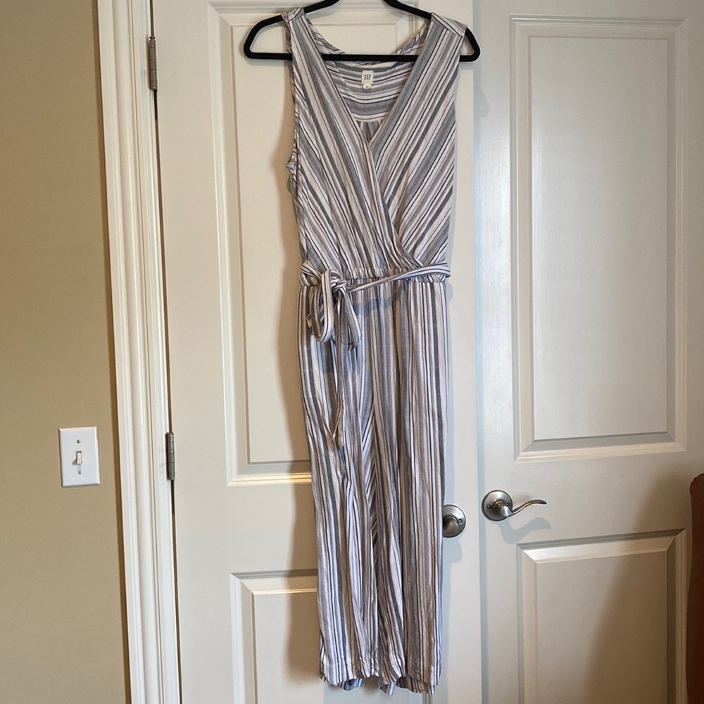 GAP striped v neck jumpsuit romper with cropped wide legs. Belted with pockets.